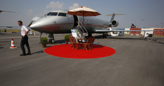 En man framför ett litet flygplan.