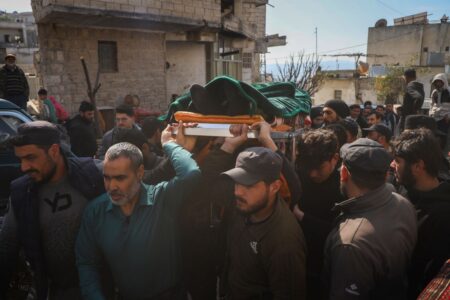 Anhöriga sörjer en dödad.