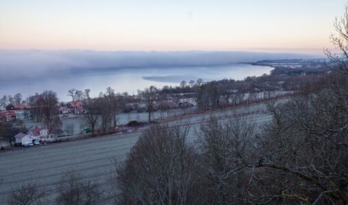 Bild på Vättern och sjöns östra branter.