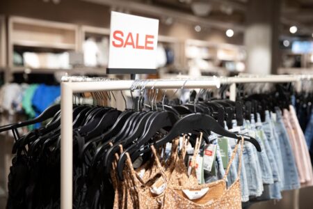 Kläder i en affär.