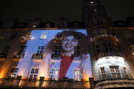 Narges Mohammadi på bild projekterad på en byggnad.