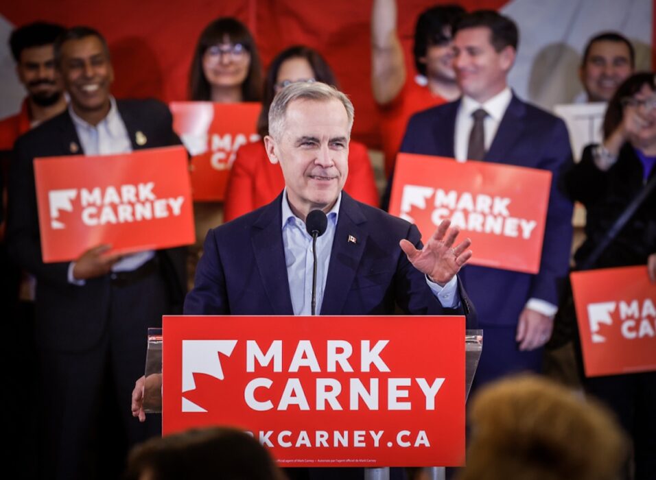 Mark Carney talar till sina anhängare i Calgary under Liberalernas partiledarval.