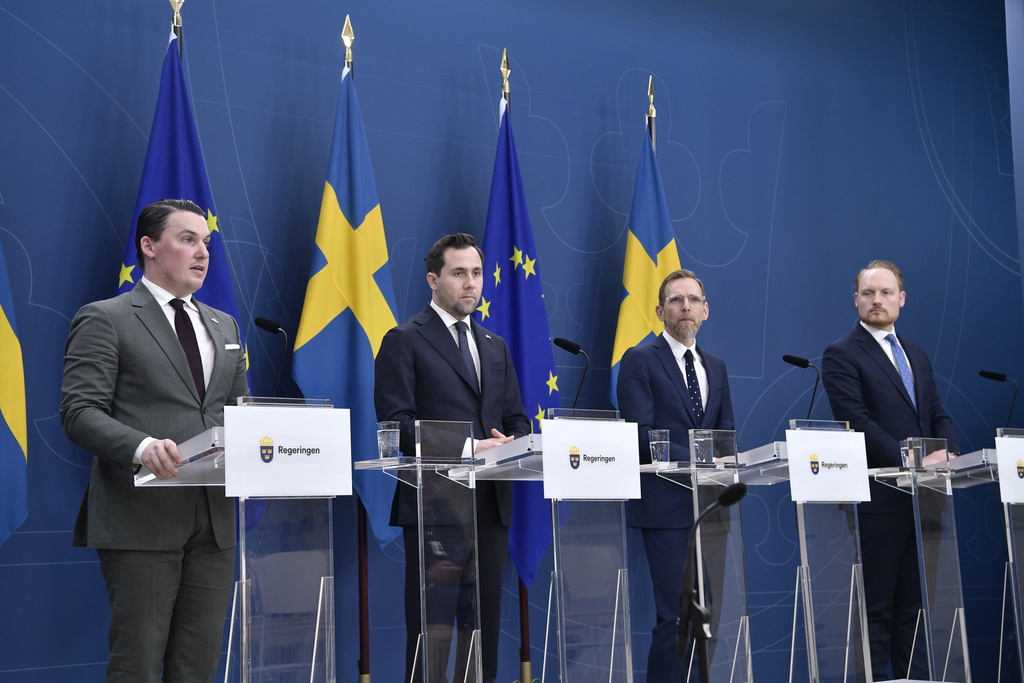 Joar Forssell (L), bistånds- och utrikeshandelsminister Benjamin Dousa (M), socialminister Jakob Forssmed (KD) och Aron Emilsson (SD) under en pressträff där Sveriges hittills största stödpaket till Ukraina presenteras.