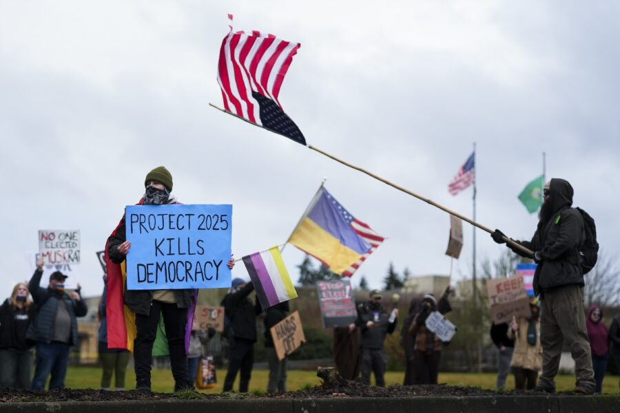 Demonstrant håller i en skylt där det står att Project 2025 dödar demokratin.