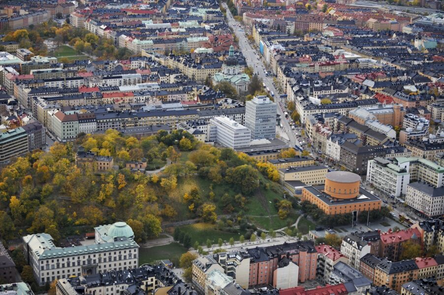 Observatorielunden och Stockholms stadsbibliotek sett från ovan.