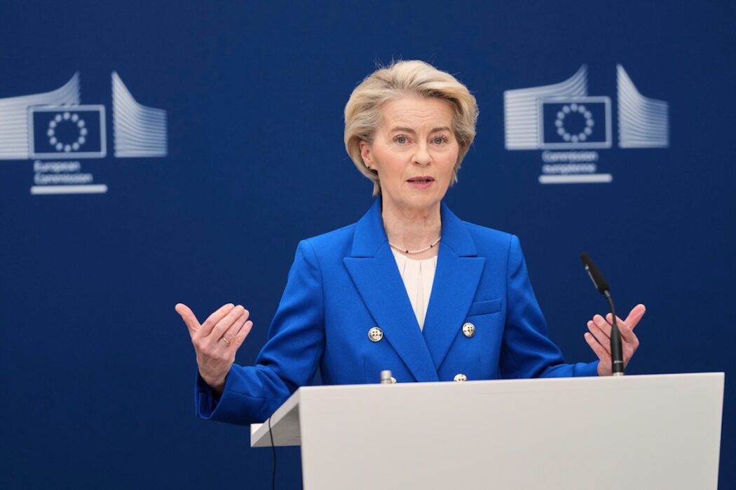 EU föreslår en massiv försvarssatsning – EU-kommissionens ordförande Ursula von der Leyen presenterar försvarsinitiativet Rearm Europe vid en pressträff i Bryssel den 4 mars 2025.