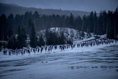 Skidåkare i vitt spår med slask runtomkring.