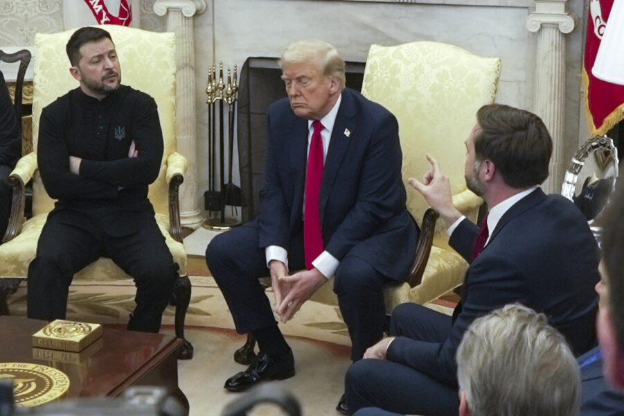 Trump, Zelenskyj och Vance sitter med journalister runtomkring sig.