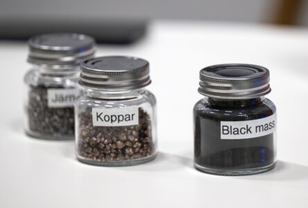 Burkar med de återvunna materialen Järn, koppar och black mass.