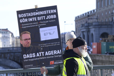 demonstration, skylt med texten Bostadsministern gör inte sitt jobb, man i gul väst.