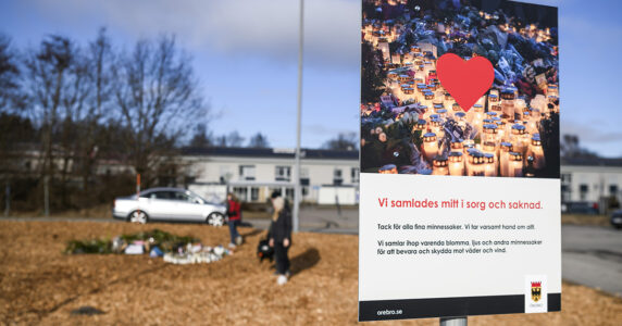 Ljus och blommor på ett fält.