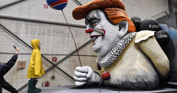 Staty av Trump som clownen Pennywise och ett barn i regnrock.