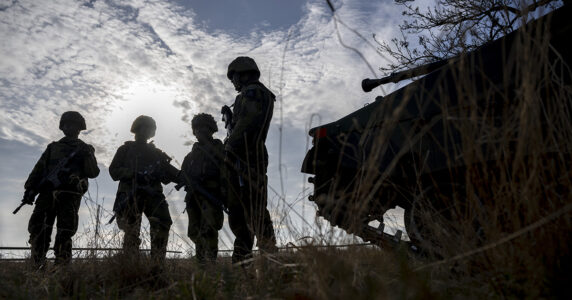 Soldater vid stridsvagn.