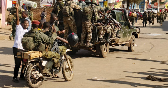Soldater på en gata.
