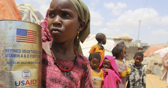 Barn i kö för att få mat av USAID.