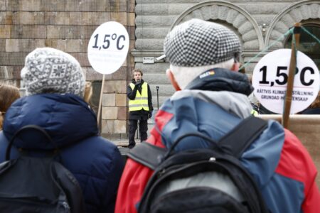 Demonstranter med skyltar med budskapet 1,5 grader.