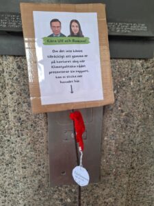 Skylt med budskap till Romina pourmokhtari och Ulf Kristersson.