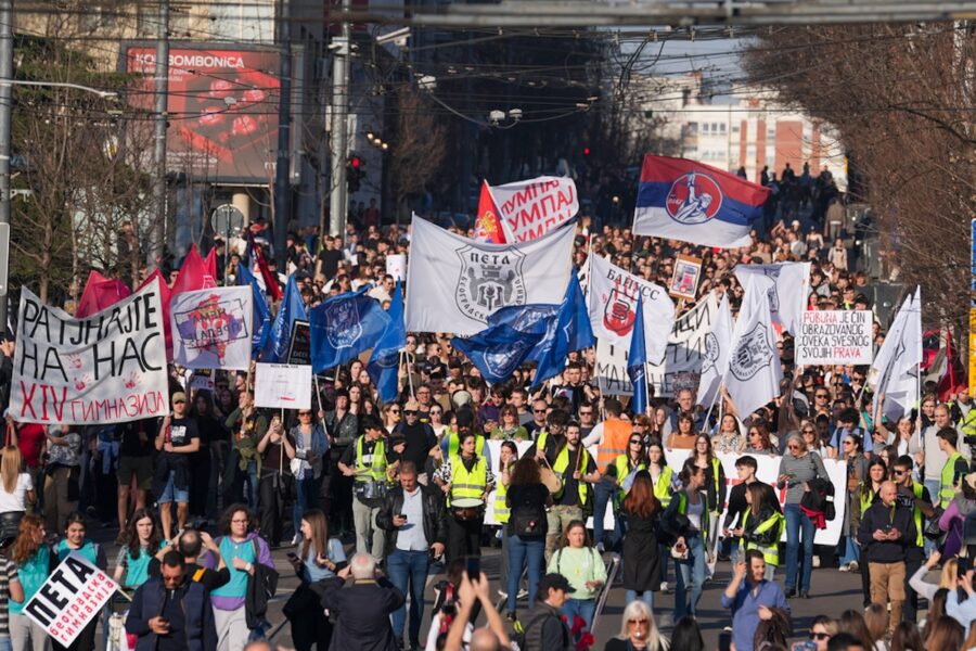 Protester som startade som en studentrörelse i Serbien har utvecklats till massrörelser som kräver demokratiska reformer och åtgärder mot korruption.