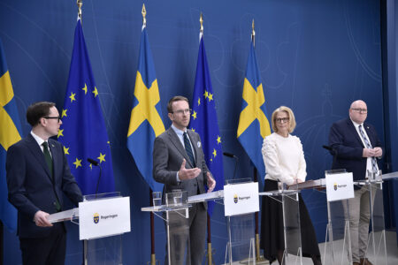 Arbetsmarknads- och integrationsminister Mats Persson (L), infrastruktur- och bostadsminister Andreas Carlson (KD), Finansminister Elisabeth Svantesson (M) och arbetsmarknadsutskottets ordförande Magnus Persson (SD), under en pressträff.