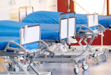 Vårdplatssängar i gymnastiksal.