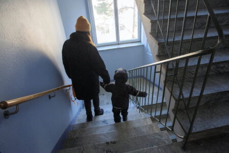 Barn mamma i trapphus