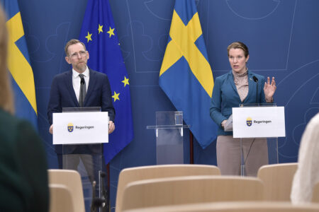 Jakob Forssmed (KD), och Lina Nordquist (L) på pressträff.