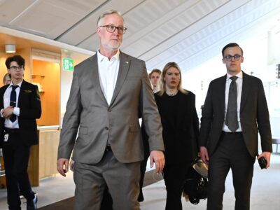 Johan Pehrson på väg till presskonferens.