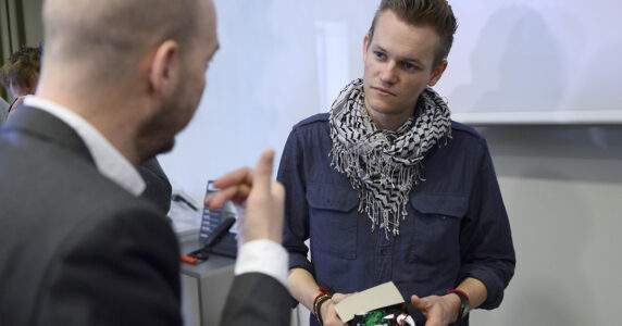 En man intervjuas av Medin.