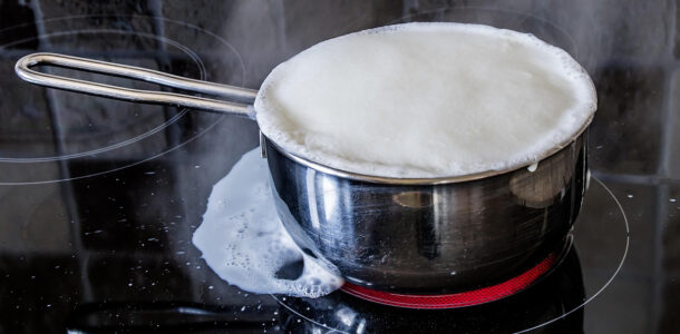 En kastrull kokar över.