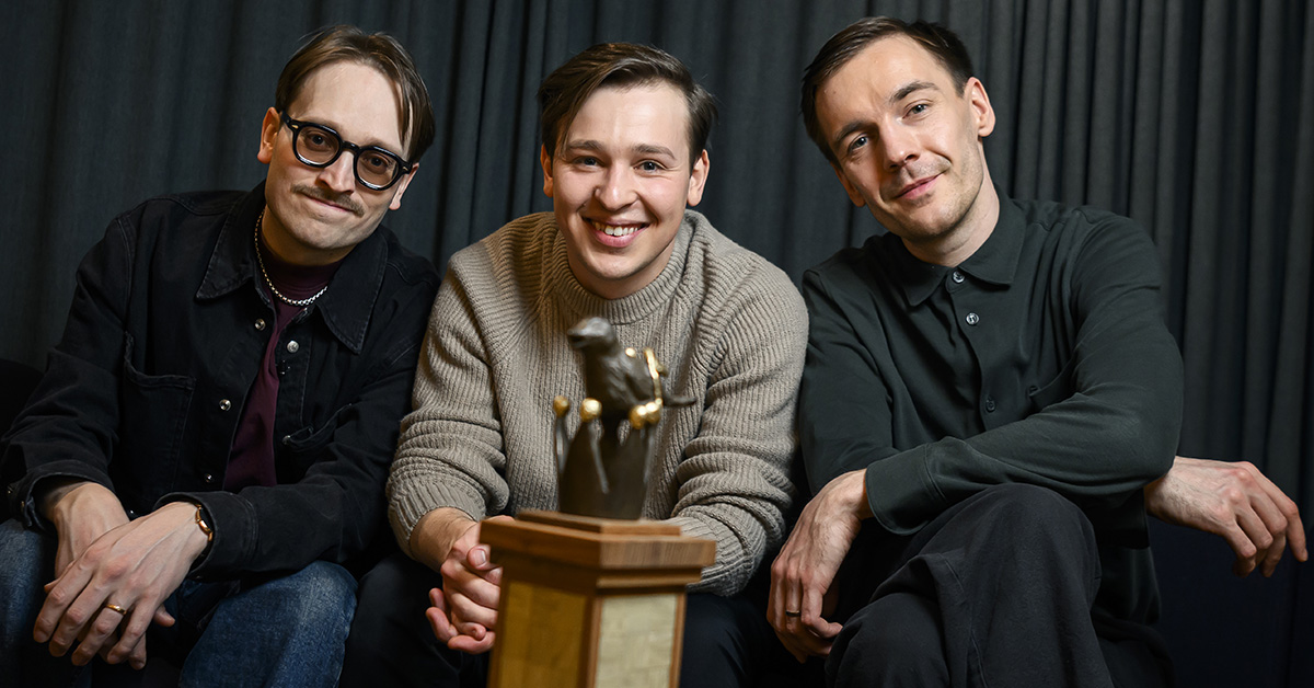 ”De blev världens lyckligaste folk för åttonde året i rad. Bara bada bastu vann Melodifestivalen och kinesiska unga vuxna drömmer om att emigrera till landet.” ”De blev världens lyckligaste folk för åttonde året i rad. Bara bada bastu vann Melodifestivalen och kinesiska unga vuxna drömmer om att emigrera till landet.”