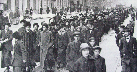Kvinnor demonstrerar 1917.