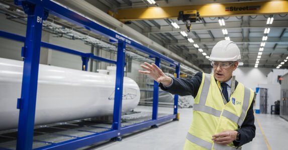 En man i hjälm och skyddskläder i ett kärnkraftverk.