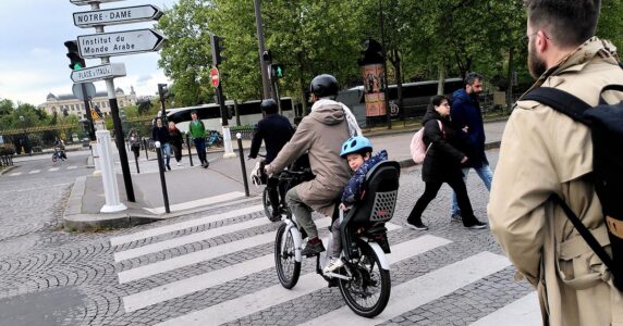 Cyklister på en gata i Paris.