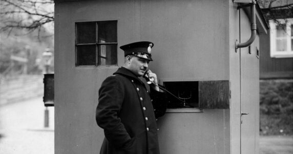 Polis talar i telefon.