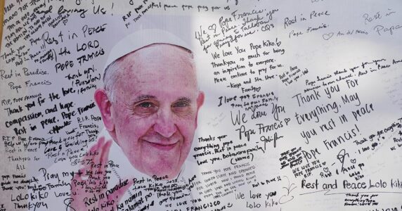 Avskedshälsningar till påven på en bild av honom.