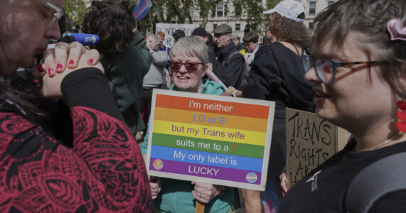 En demonstration för transkvinnors rätt att ses som kvinnor.