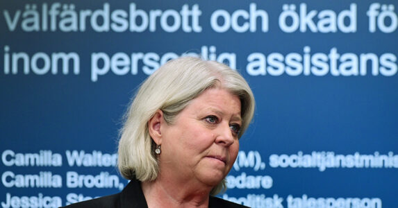 Socialtjänstministern håller presskonferens.