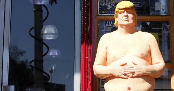 En naken Trump-docka.