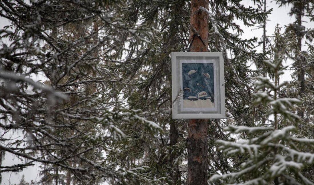 Konstverk i skog.