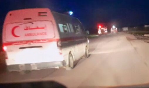 Stillbild från den video som visar hur ambulanserna hade sina framljus och blåljus påslagna när de besköts.