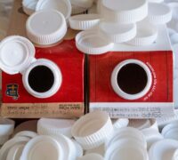 Förpackningar med plastkork.