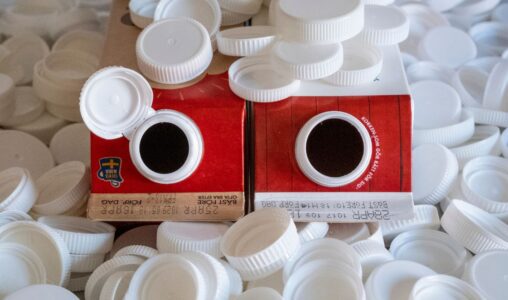 Förpackningar med plastkork.