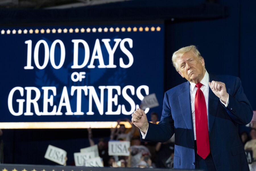 Donald Trump på en scen.