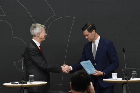 Robert Schött överlämnar en utredning till Johan Forssell.