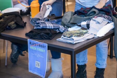 Kläder på ett bord.