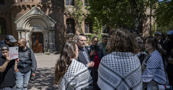 Studenter i palestinasjalar i en park.