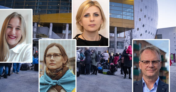 Flyktingar köar till en buss. Skribenterna inklippta.