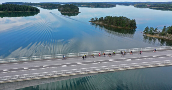 Cyklister på en bro över Vättern.