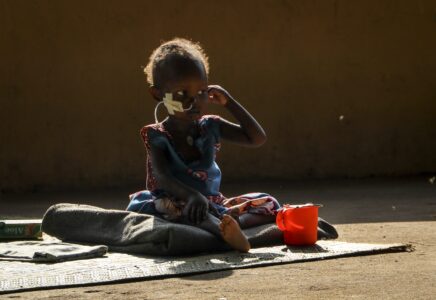 Undernärt barn får näring.