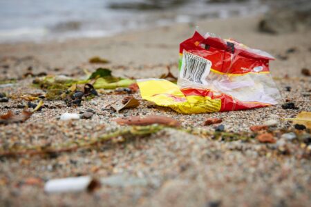 Skräp på strand.
